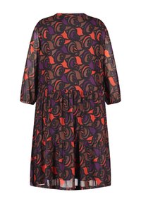 Robe à manches trois-quarts avec un motif floral abstrait en noir, rouge, marron et violet sur un tissu fluide et à volants.