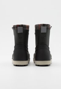 Voděodolné černé gumové holínky s pleteným šedým a oranžovým fleecem uvnitř, s texturovaným černým páskem a vzorovanou podrážkou.