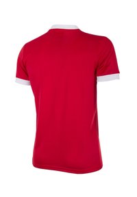 Rød sportstrøje med korte hvide ærmer, rund halsudskæring og letvægtsstof. Glat tekstur uden synlige logoer eller mønstre.