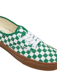 Baskets en toile à carreaux verts et blancs avec des lacets blancs et une semelle en caoutchouc marron. Présente une étiquette de logo sur le côté.