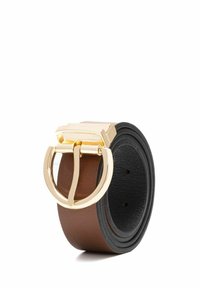 Brązowy skórzany pasek ze złocistą metalową klamrą. Pasek ma dwie warstwy: gładką brązową zewnętrzną i czarną wewnętrzną.