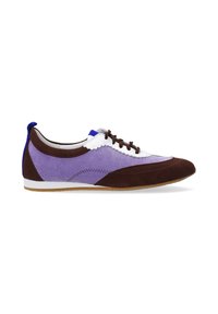 Nízkoprofilová sneaker s hnědým semišovým špičkou a patou, fialovým semišovým středem, bílou koženou oblastí šněrování a modrou textilní poutkou na bílé podrážce.