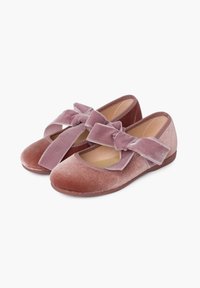 Bailarinas de terciopelo en suave color rosa con punta redondeada, que presentan un gran lazo a juego en la parte delantera y una suela de goma baja.