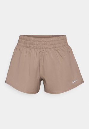 Pruunid, kerged spordilühikesed püksid smock-vöökohaga, lahtise lõikega ja väikese valge Nike logo vasakul küljel.