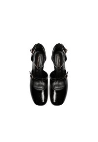 Scarpe in vernice nera con punta affusolata, cinturino alla caviglia e dettaglio con fibbia. Texture liscia e soletta imbottita per il comfort.
