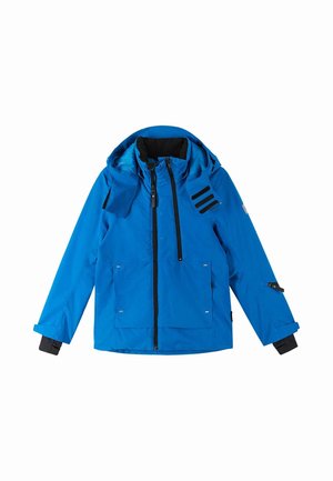 Giacca impermeabile blu con cappuccio, dettagli neri, multiple tasche e zip a doppio cursore, caratterizzata da un design elegante e funzionale.