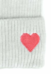 Cappellino lavorato a maglia grigio con una texture a coste, caratterizzato da un grande cuore rosa ricamato. Il cuore presenta un delicato motivo intrecciato e bordi sfrangiati.