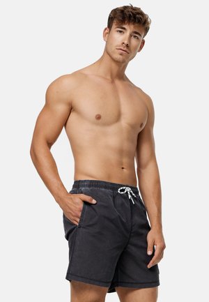 Shorts de bain gris avec une taille élastique et un cordon de serrage. Caractéristiques des poches latérales et un tissu texturé pour un ajustement décontracté.