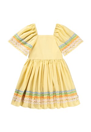 Rochie galbenă din bumbac cu decolteu pătrat, mâneci bufante și un tiv cu volane în straturi. Decorată cu accente colorate în dungi zigzag.
