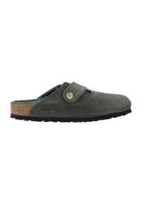 Birkenstock Clogs aus dunkelgrünem Leder, mit einem Riemen und einem Messingknopf, Korksohle und schwarzem Gummisohle. Weiche Innenausschlag.