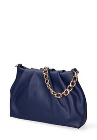 Donkerblauwe, gestructureerde leren clutch met geplooide details en een korte, gouden chunky schouderband op een witte achtergrond.