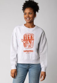 Graues Sweatshirt mit einem orangefarbenen Sardinendosen-Print und dem Text "SARDINES Portugal", Rundhalsausschnitt und gerippten Bündchen.
