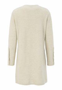 Beige gebreide trui met een ronde halslijn en driekwartmouwen, met knoopaccenten op de mouwopeningen en een rechte zoom.