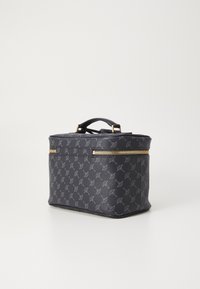 Temno modra torba iz teksturirane tkanine z geometrijskim vzorcem, z zlatim zadrgo in zgornjim ročajem. Pravilna oblika, trdna zasnova.