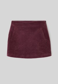 Jupe en velours côtelé de couleur bordeaux foncé, avec deux poches latérales, une taille ajustée et une surface texturée et douce. L'ourlet est légèrement arrondi.