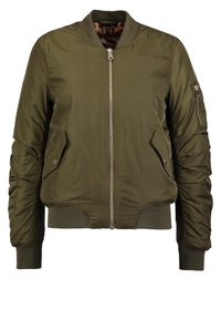 Veste bomber vert olive avec fermeture éclair à l'avant, col, poignets et ceinture côtelés, poches à rabat et poche zippée sur la manche gauche.