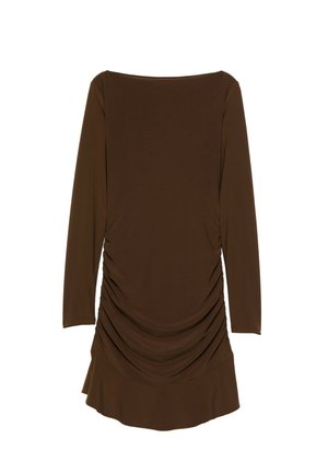 Robe marron à manches longues avec encolure bateau et détails froncés sur les côtés et devant, légèrement évasée à l’ourlet.