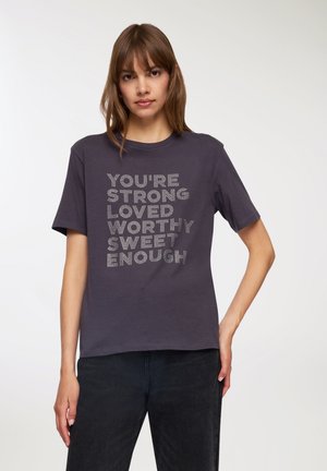 Ciemnoszara koszulka z krótkim rękawem, z teksturowanym nadrukiem podnoszących na duchu słów w srebrnych ćwiekach na przodzie.