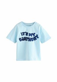 Helleblaue Baumwoll-T-Shirt mit kurzen Ärmeln und rundem Ausschnitt. Aufschrift: "Es ist mein GEBURTSTAG!" in fetten dunkelblauen Bubble-Buchstaben.