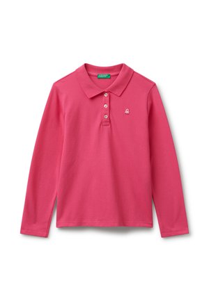 Langärmliges pinkes Polohemd mit Kragen, drei Knöpfen und kleinem gesticktem Logo auf der Brust vor weißem Hintergrund.