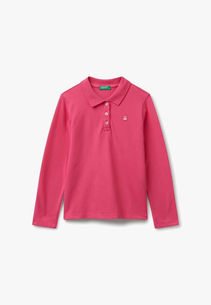 Camisa de polo rosa de manga larga con collar, tres botones y pequeño logo bordado en el pecho sobre fondo blanco.