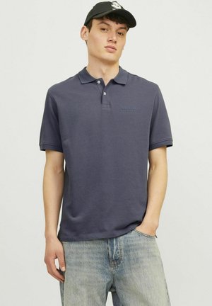 Mørkeblå polo t-shirt med krave og tre-knaps placket. Blødt bomuldsstof, der har et diskret præget logo på brystet.