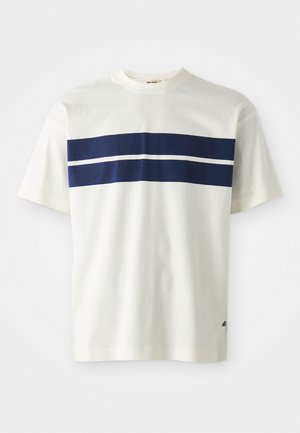 T-shirt branca de algodão com um design de riscas horizontais azul-marinho e uma risca branca mais estreita por baixo, mangas curtas e decote redondo.