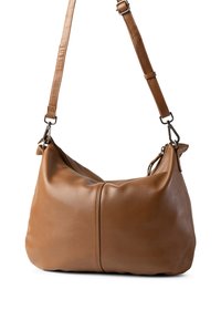 Bruine leren handtas met een zachte, gebogen vorm, een ritssluiting aan de bovenkant en een verstelbare schouderband. Gladde textuur met gestikte accenten.