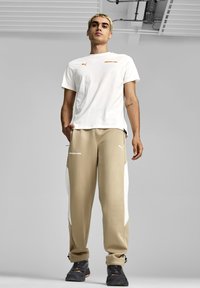 Puma AMG GRAPHIC TEE - Apdrukāts T-krekls - white
