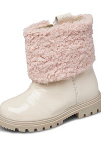 Stivaletto in pelle patent crema con un morbido risvolto in pelliccia sintetica rosa e suola robusta e testurizzata per una buona aderenza. Chiusura con cerniera laterale.