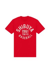 Červené tričko s krátkým rukávem a bílým nápisem "SHIBUYA 1961 TOKYO BASEBALL" v zakřiveném designu na přední straně.