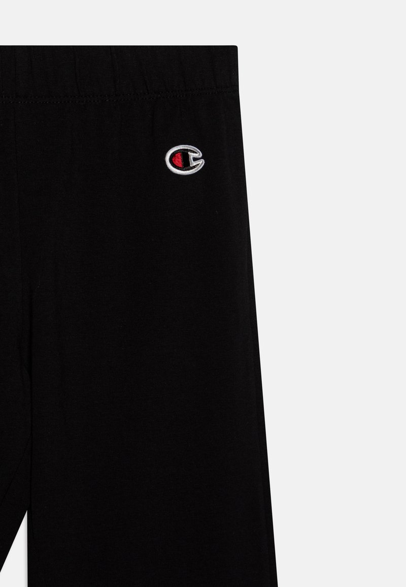 Schwarze Jogginghose mit elastischem Bund, versehen mit einem kleinen gestickten Logo in Grau und Rot auf der linken Seite. Weiches Baumwollmaterial.