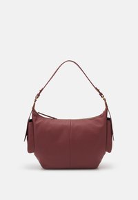 Bordeaux leren handtas met een gebogen silhouet, een enkele schouderband en een gouden rits. Beschikt over zijvakjes voor extra opbergruimte.