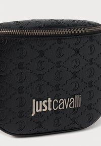 Juodas odinis kosmetikos krepšys su įspaustais logotipo raštais, turintis metalinį užtrauktuką ir sidabrinę „justcavalli“ prekės ženklo akcentą.