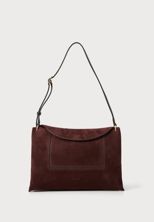 Burgundy nahkakotelo, jossa on musta nahkainen olkahihna, ja joka sisältää sileän pinnan sekä etutaskun, jossa on erottuva ompeluyksityiskohta.