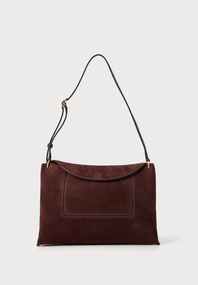 Geantă din suede burgund cu o curea de umăr din piele neagră, având o textură netedă și un buzunar frontal cu detalii de cusătură contrastantă.