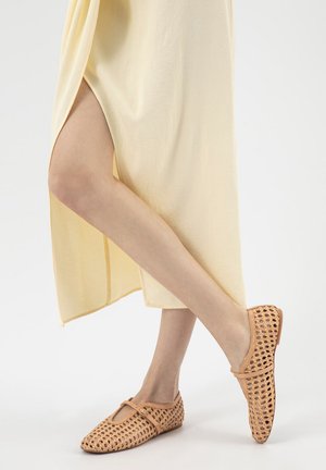 Wojas Baleríny s páskem - gold coloured