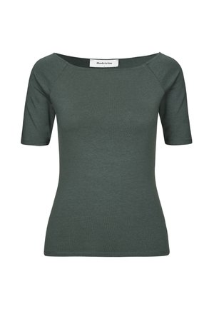 Haut ajusté à manches courtes, vert foncé, avec encolure bateau et étiquette de marque Modström à l'intérieur du col.