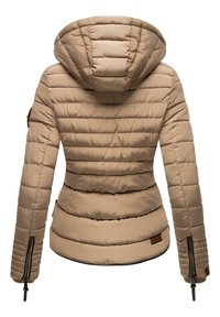 Beige pufferjack met horizontaal gestikt patroon, capuchon en zijritsen. Beschikt over een leren badge op de linkermouw en een gladde textuur.