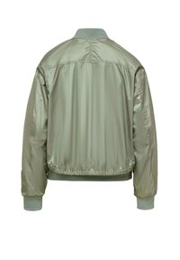Giacca bomber verde chiaro con una texture liscia, polsini e orlo a coste, dotata di un colletto classico e design minimalista.
