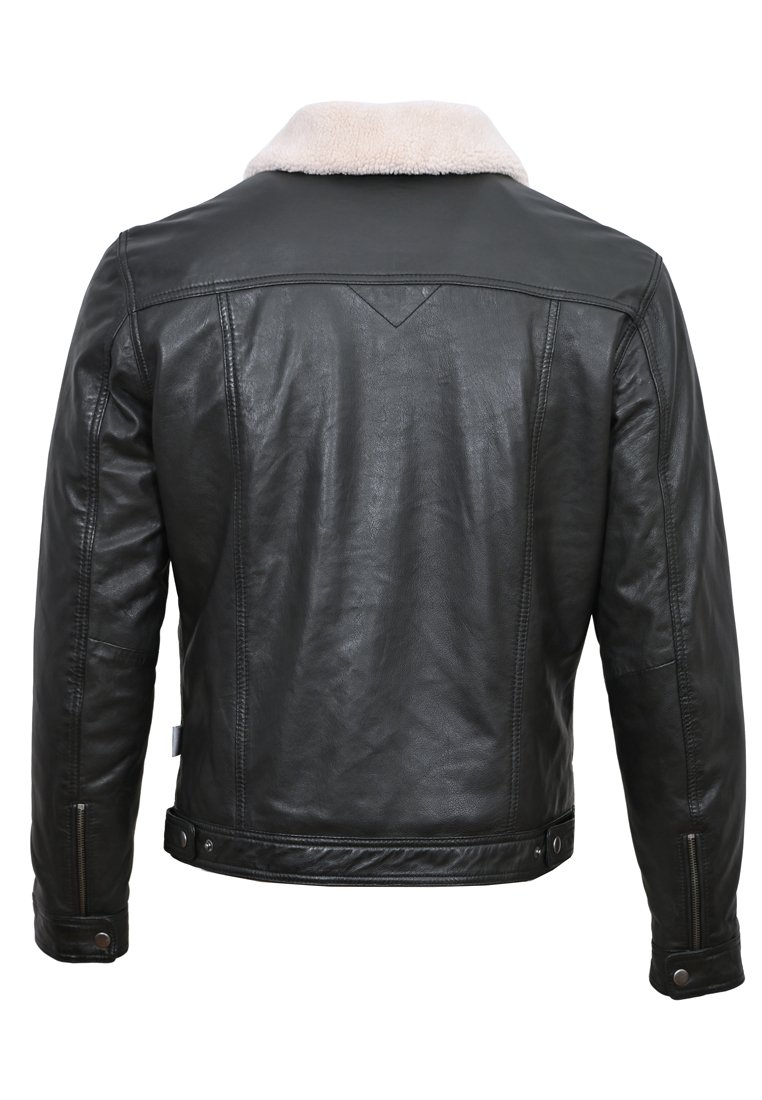 Veste en cuir noir pour hommes avec un col en fausse fourrure crème, des poignets zippés et une texture lisse. Présente des détails cousus et une coupe ajustée.