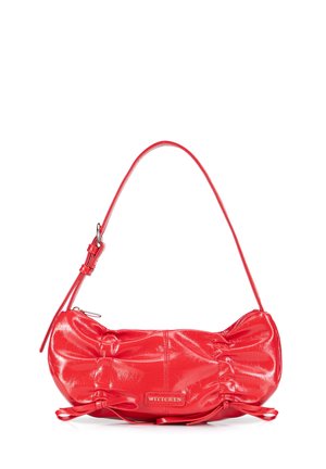 Pequeño bolso de hombro de cuero rojo con detalles fruncidos, correa ajustable y etiqueta de marca Wittchen en el centro delantera.