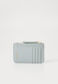 Helehelesin sinine kaarditalletus, mis on valmistatud tekstureeritud sünteetilisest materjalist. Omab lukuga compartmenti ja nelja kaardipesa, kullatud tarvikutega aktsentidega.