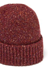 Berretto di lana lavorato a maglia in tonalità di rosso e borgogna con un risvolto a coste, caratterizzato da spruzzi multicolore in tutta la trama.