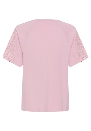 Svijetloružičasta bluza s kratkim rukavima s čipkastim detaljima na rukavima i glatkim tkanim dijelom tijela, prikazana s leđa.