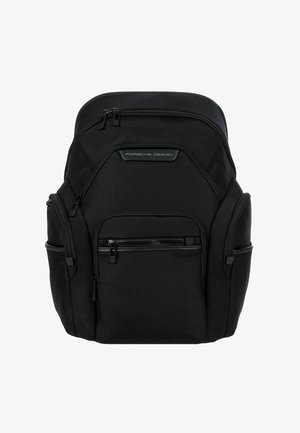 Mochila negra de tela resistente, con múltiples compartimentos con cremallera, superficie texturizada y un logotipo destacado en la parte superior.