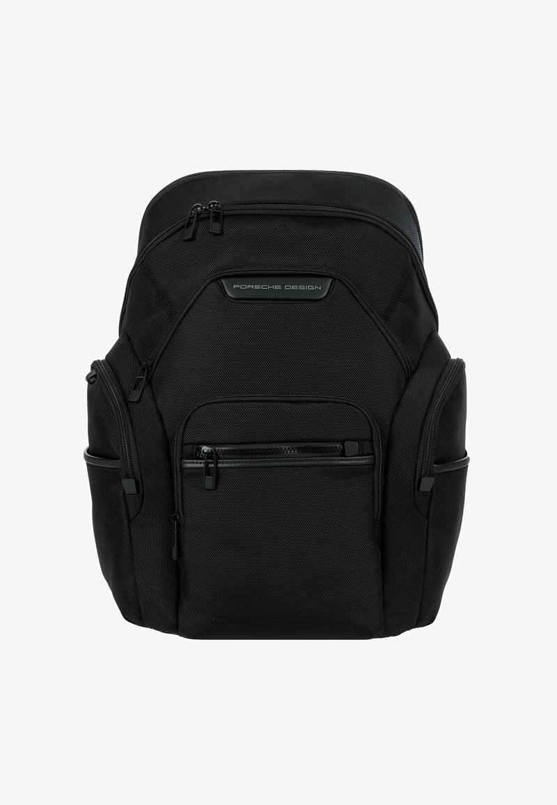 Mochila negra de tela resistente, con múltiples compartimentos con cremallera, superficie texturizada y un logotipo destacado en la parte superior.