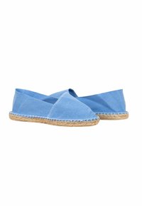Espadrilles en toile bleue avec un design croisé, dotées d'une semelle en jute et de coutures le long du bord. Texture lisse et apparence légère.