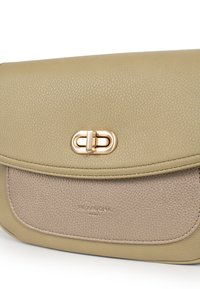 Borsa a tracolla in pelle verde con una morbida accentatura beige, dotata di una chiusura in metallo dorato e un sottile logo inciso sulla parte frontale.