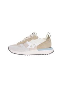 Zapatillas deportivas con una parte superior en beige y blanco, que presentan una mezcla de ante y tela, puntera redonda, cordones planos y una suela de goma azul claro.